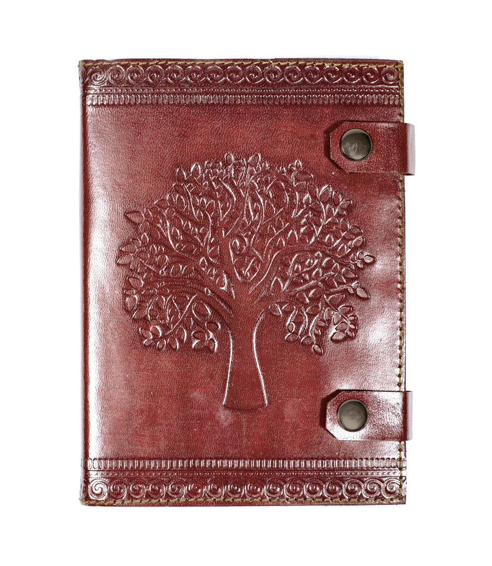 Carnet en cuir marron avec motif arbre de vie embossé, rabats à deux boutons-pression, 13x18 cm
