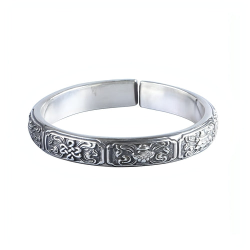 Bracelet manchette argent 999 à motif gravé floral et arabesques, intérieur lisse.
