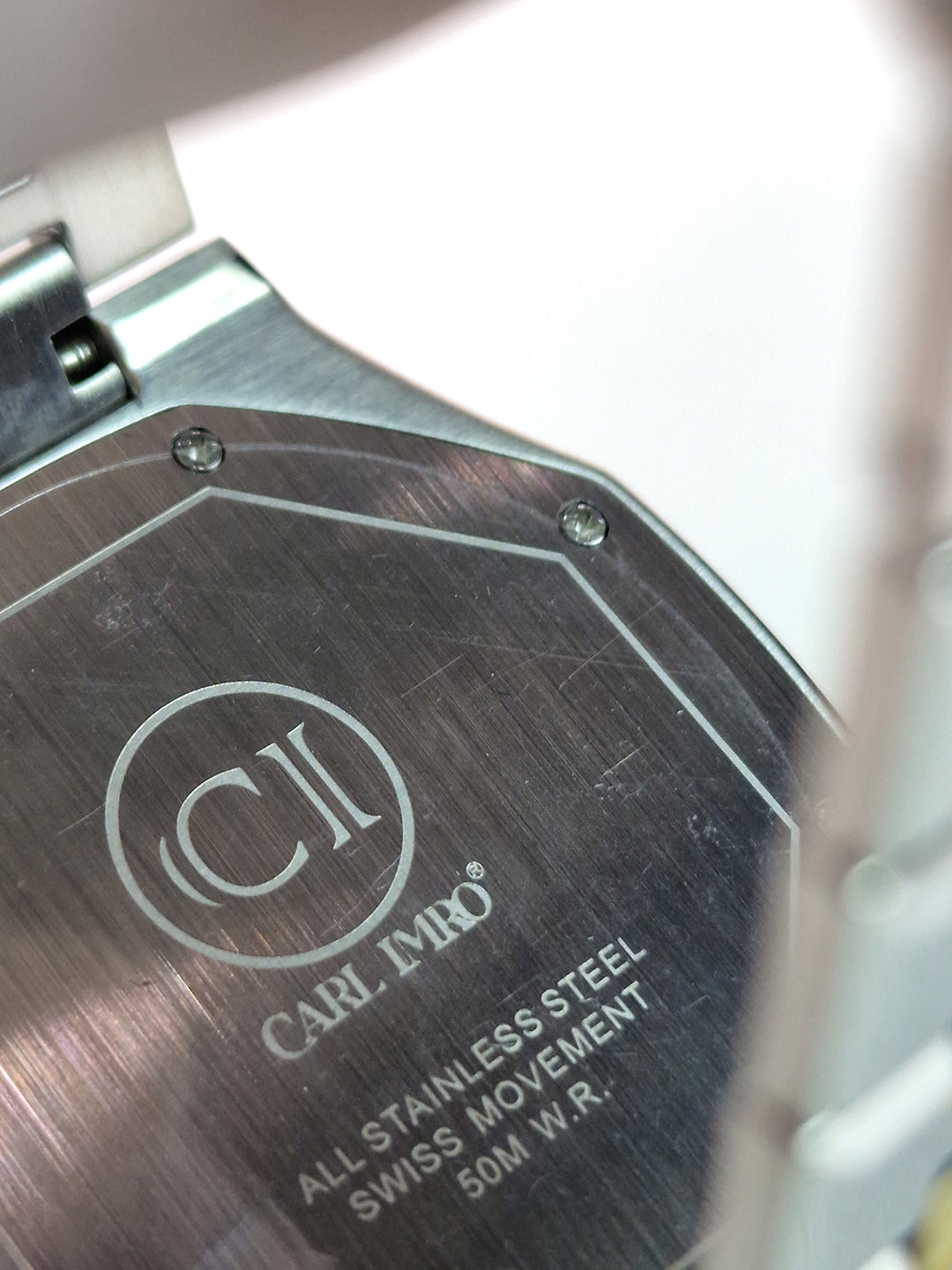 Fond de montre en acier brossé avec logo CARL IMIRO gravé.