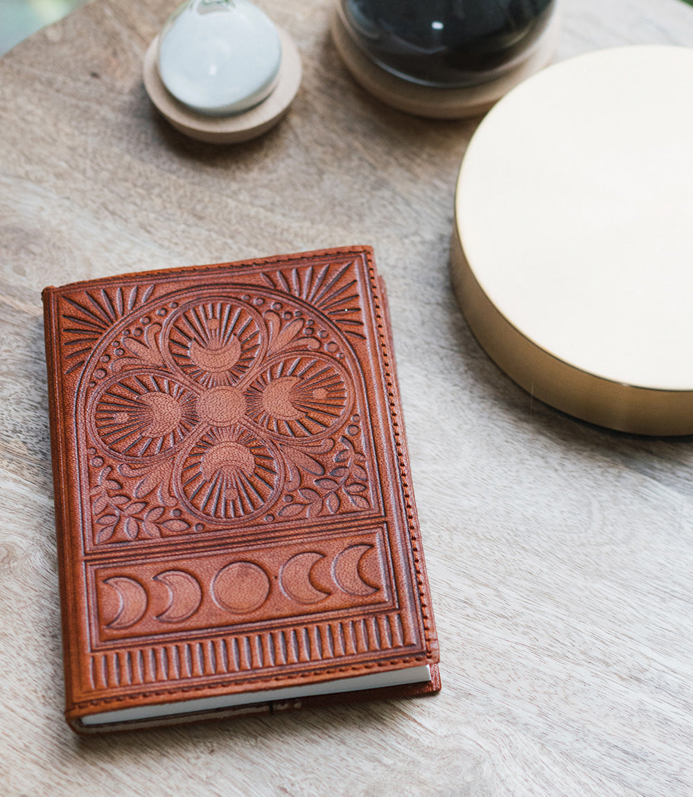 Carnet en cuir brique embossé, motif mandala de lunes et fleurs