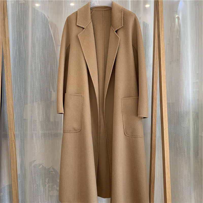 Manteau long en laine camel avec deux poches, col large et boutonnière discrète