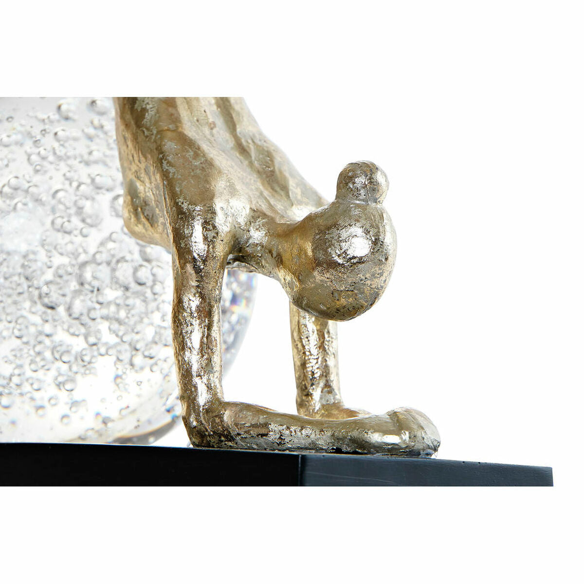Figurine de yoga dorée en résine, posture accroupie, près d’une boule cristalline