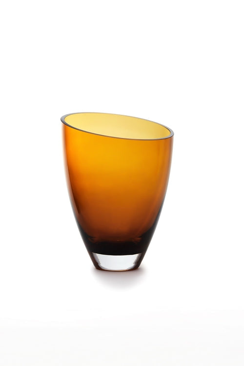 Vase en verre ambre, forme évasée inverse, bord supérieur arrondi.