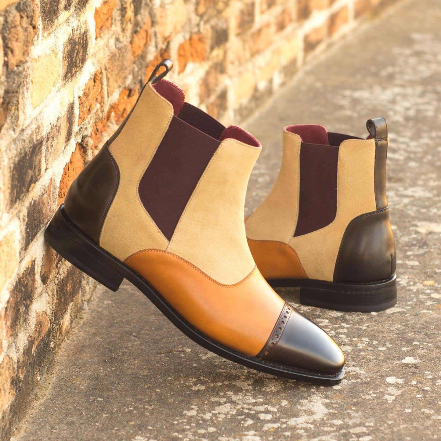 Bottines Chelsea cuir suède beige et noir, pointe vernie orange et talon bas