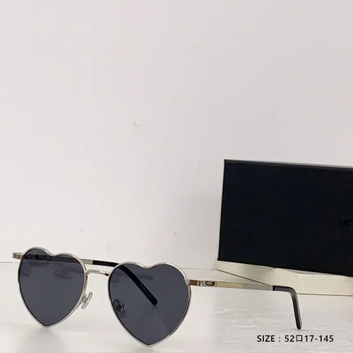 Lunettes de soleil cœur, monture argentée et verres teintés gris foncé