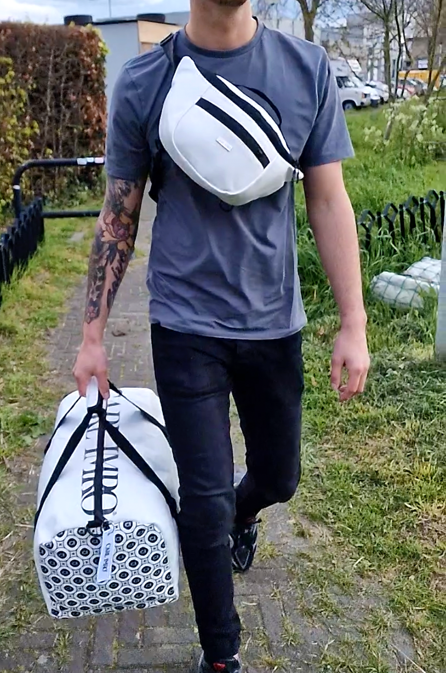 Sac banane blanc à bandes noires sur modèle, poche zippée avec sangle réglable