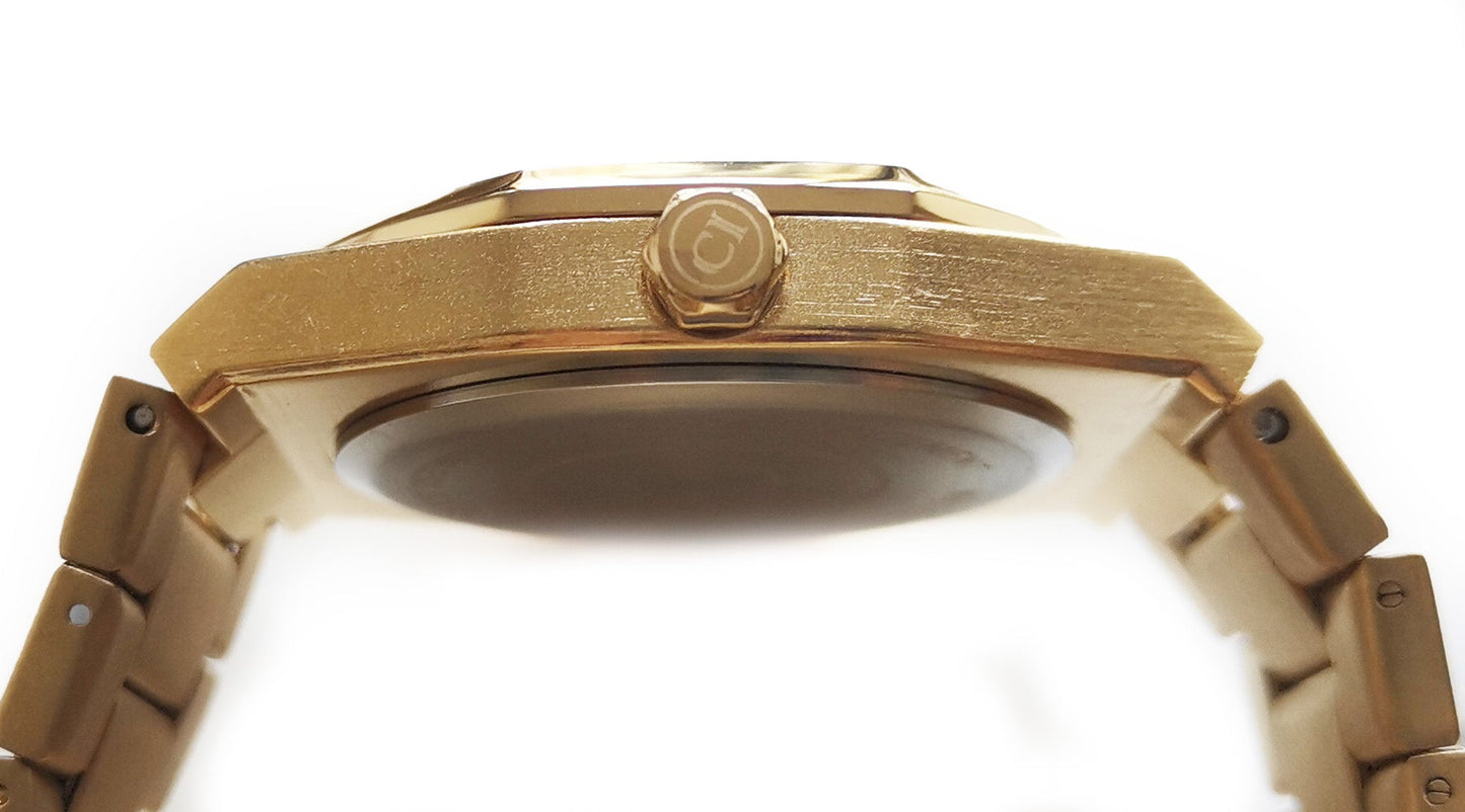 Boîtier de montre avec fond vissé et logo sur l’acier doré.