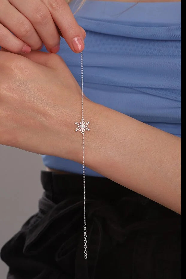 Bracelet argent 925 avec flocon ajouré, longue chaînette et fermoir discret.