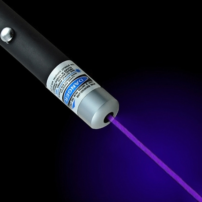 Pointeur laser violet en aluminium noir, faisceau violet projeté depuis la tête