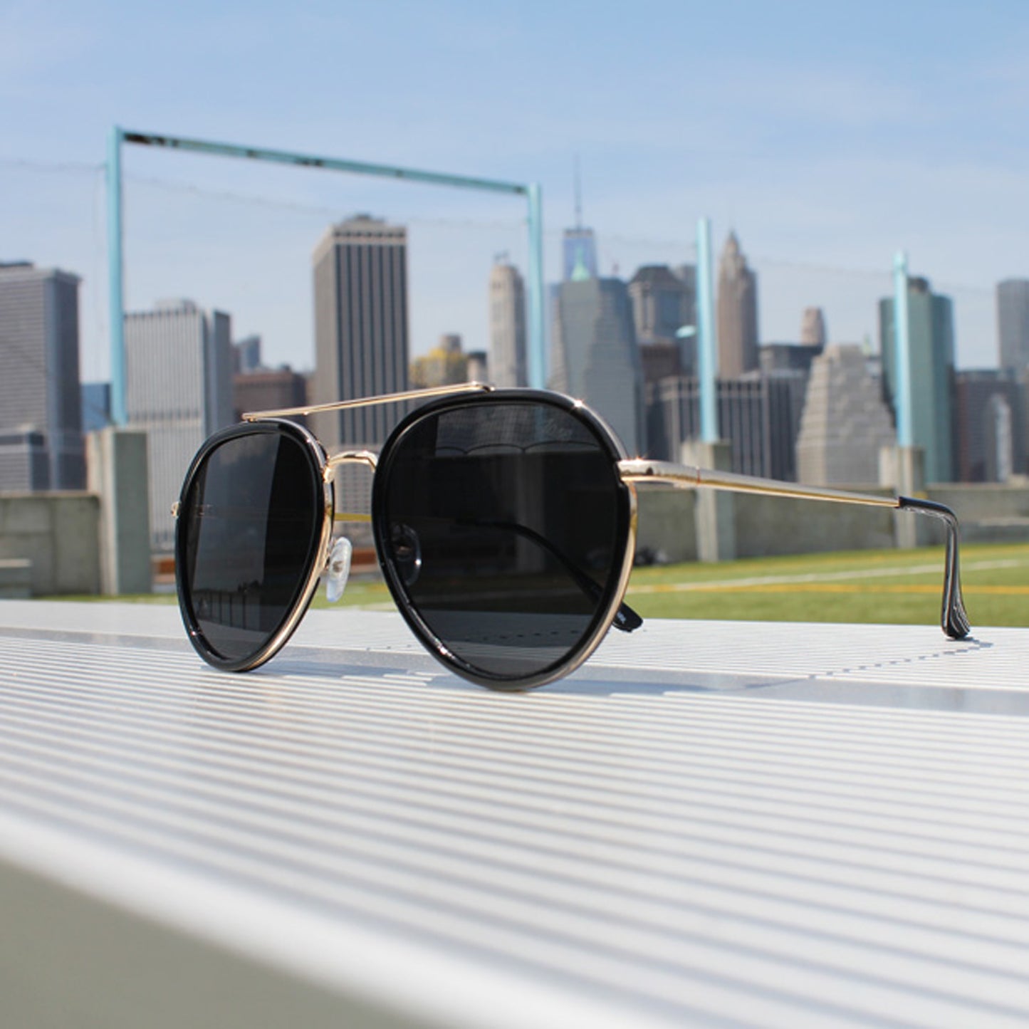 Lunettes de soleil Jase New York Stark monture dorée, verres foncés, vue inclinée