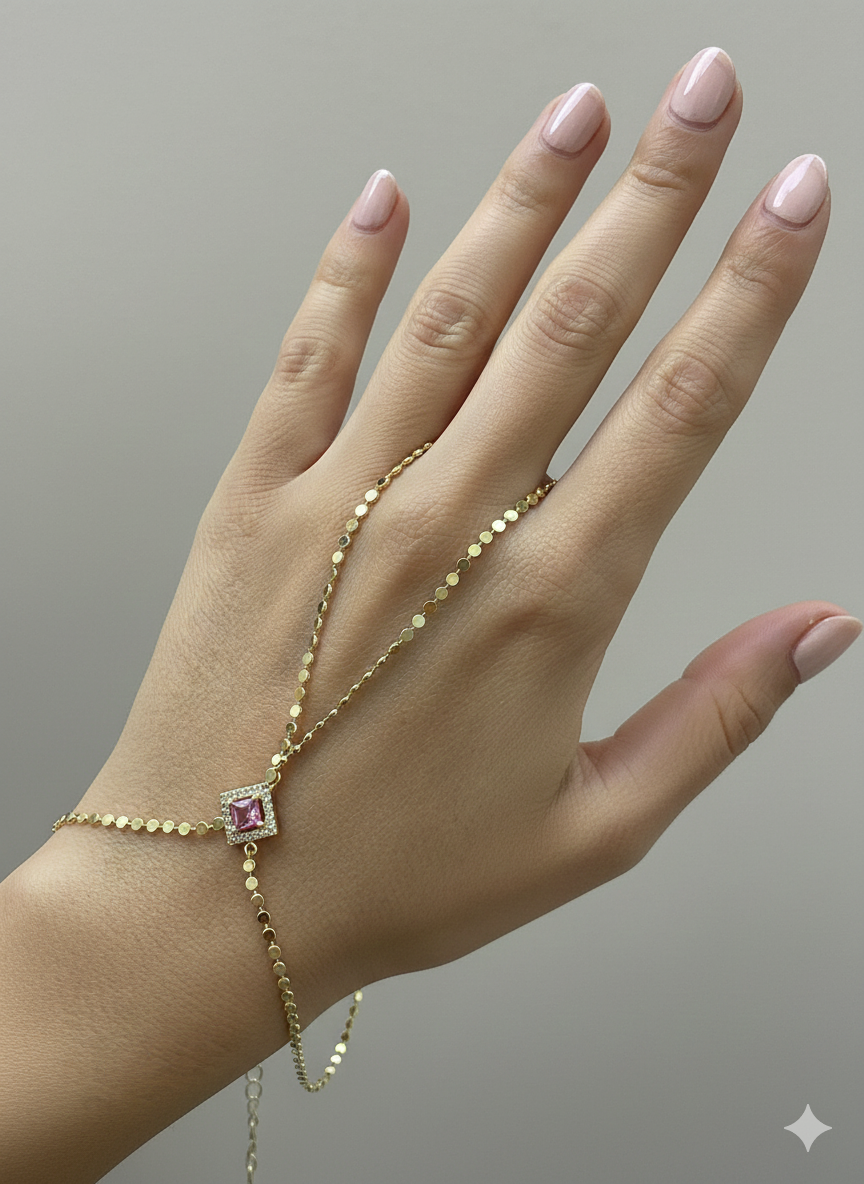 Bracelet à perles dorées et pendentif carré rose, porté sur la main