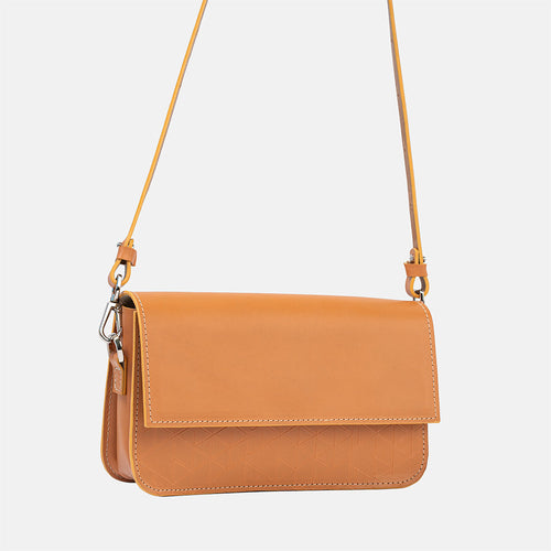 Sac bandoulière cuir orange à rabat rectangulaire, bandoulière avec attaches métalliques.
