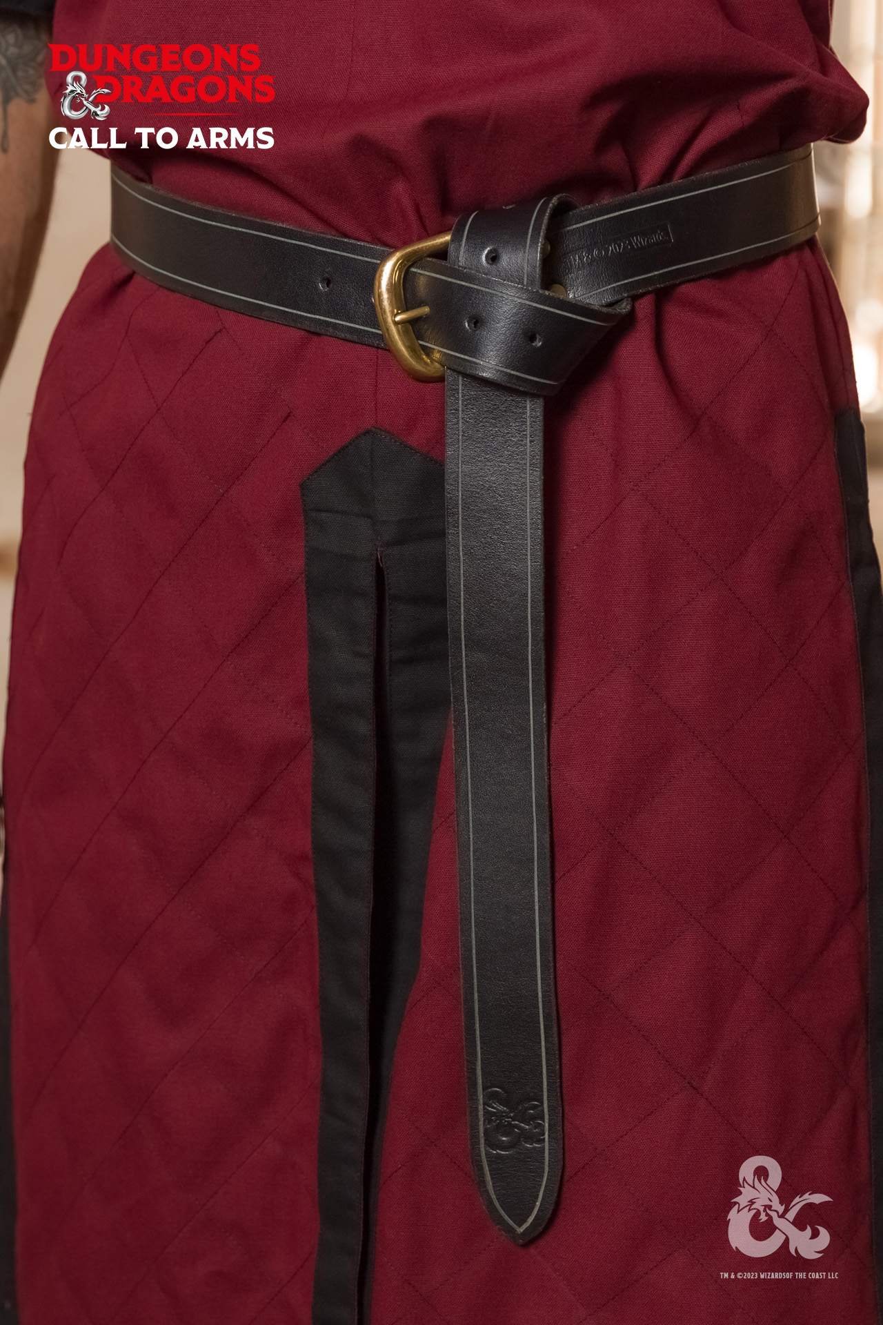 Ceinture en cuir noire avec boucle dorée et extrémité longue à trous