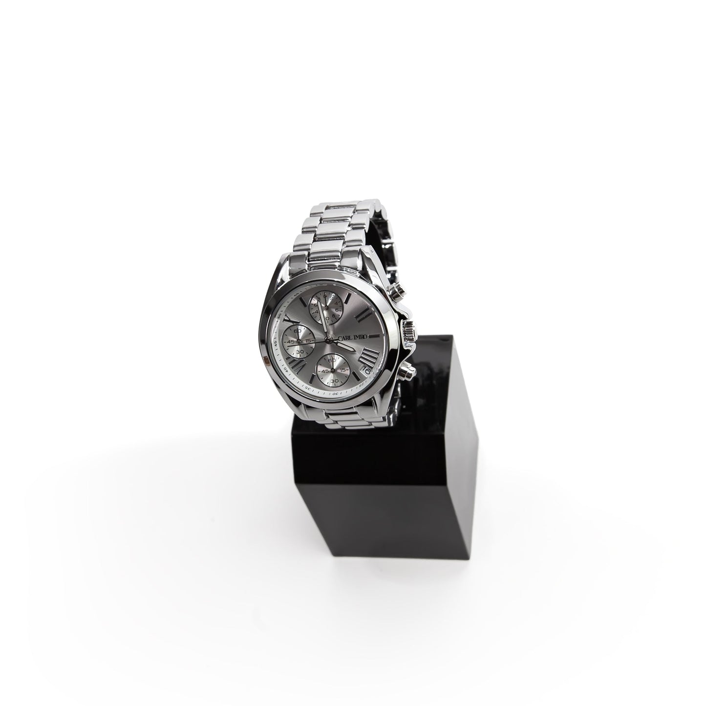 Montre-bracelet argentée en angle, cadran blanc à sous-cadrans et boîtier rond