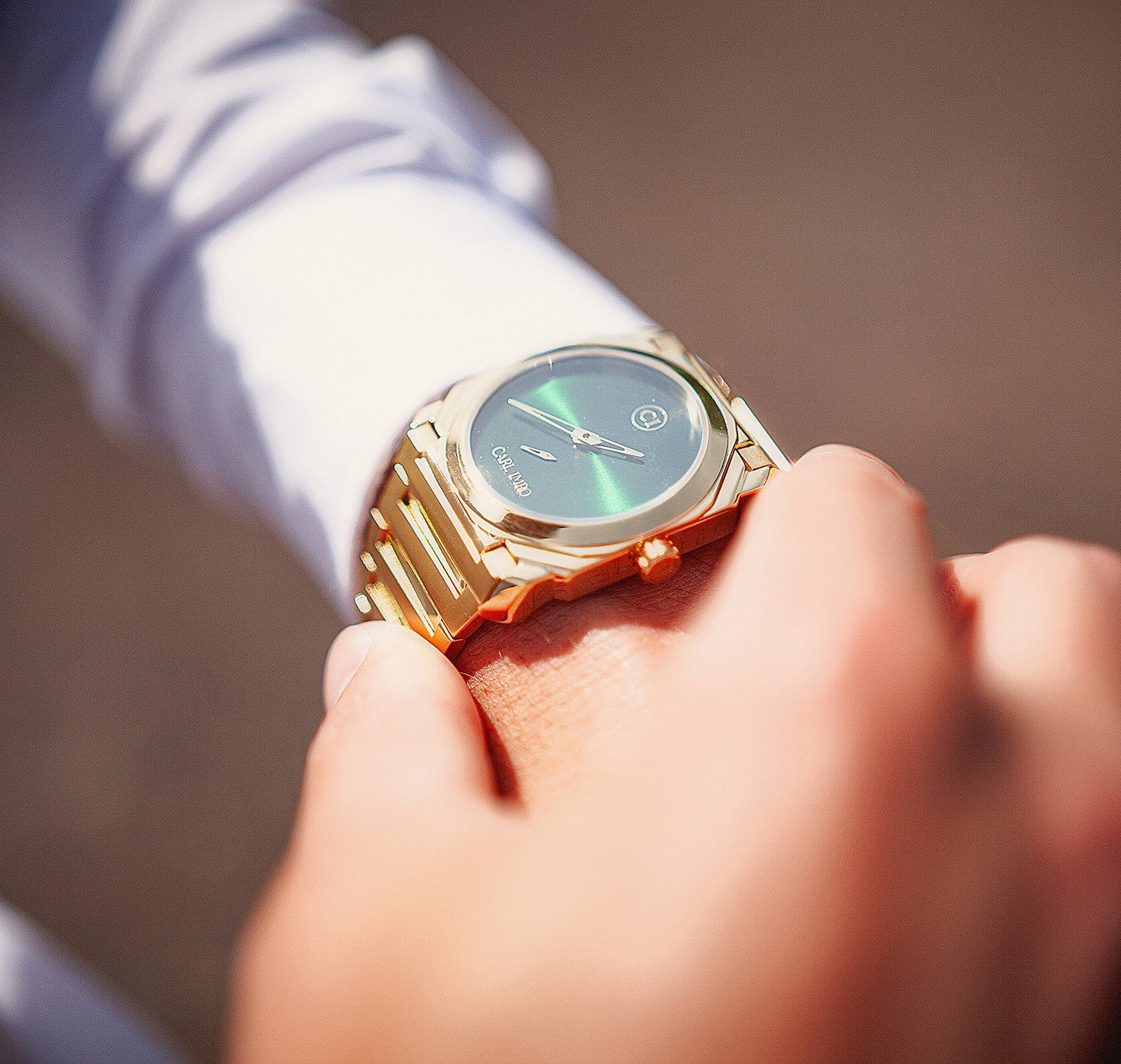 Montre-bracelet avec bracelet acier doré et cadran vert, vue en gros plan