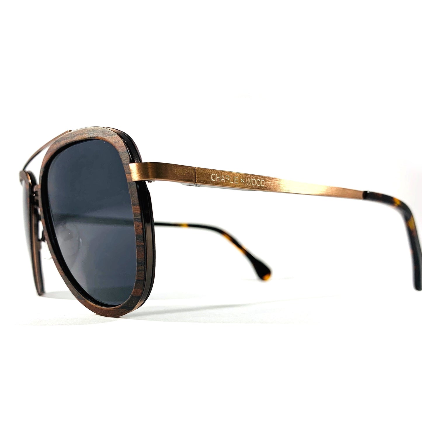 Lunettes de soleil à verres gris foncé, monture brune et branches en bois
