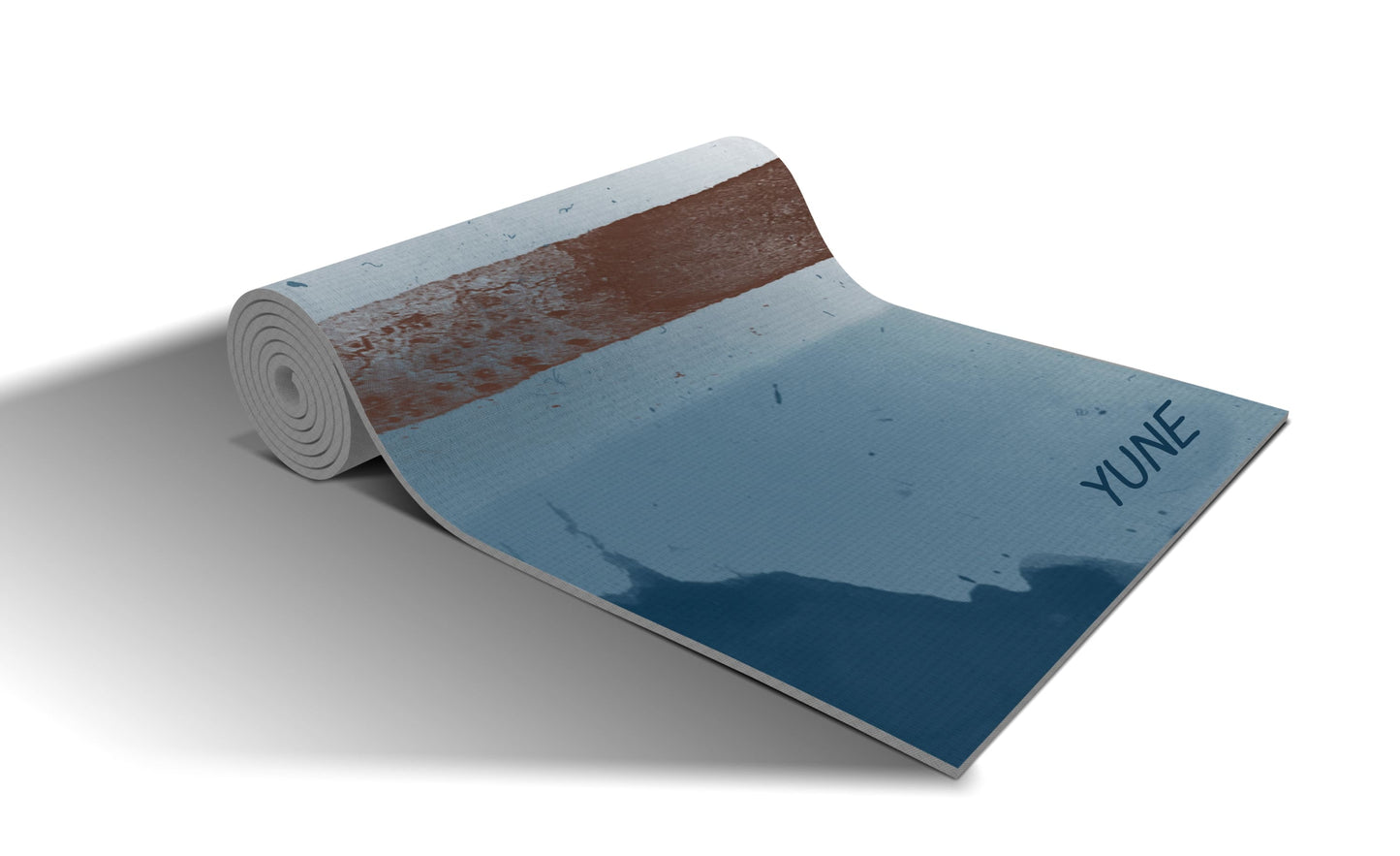 Tapis de yoga roulé bleu avec logo YUNE, surface antidérapante, épaisseur 6 mm