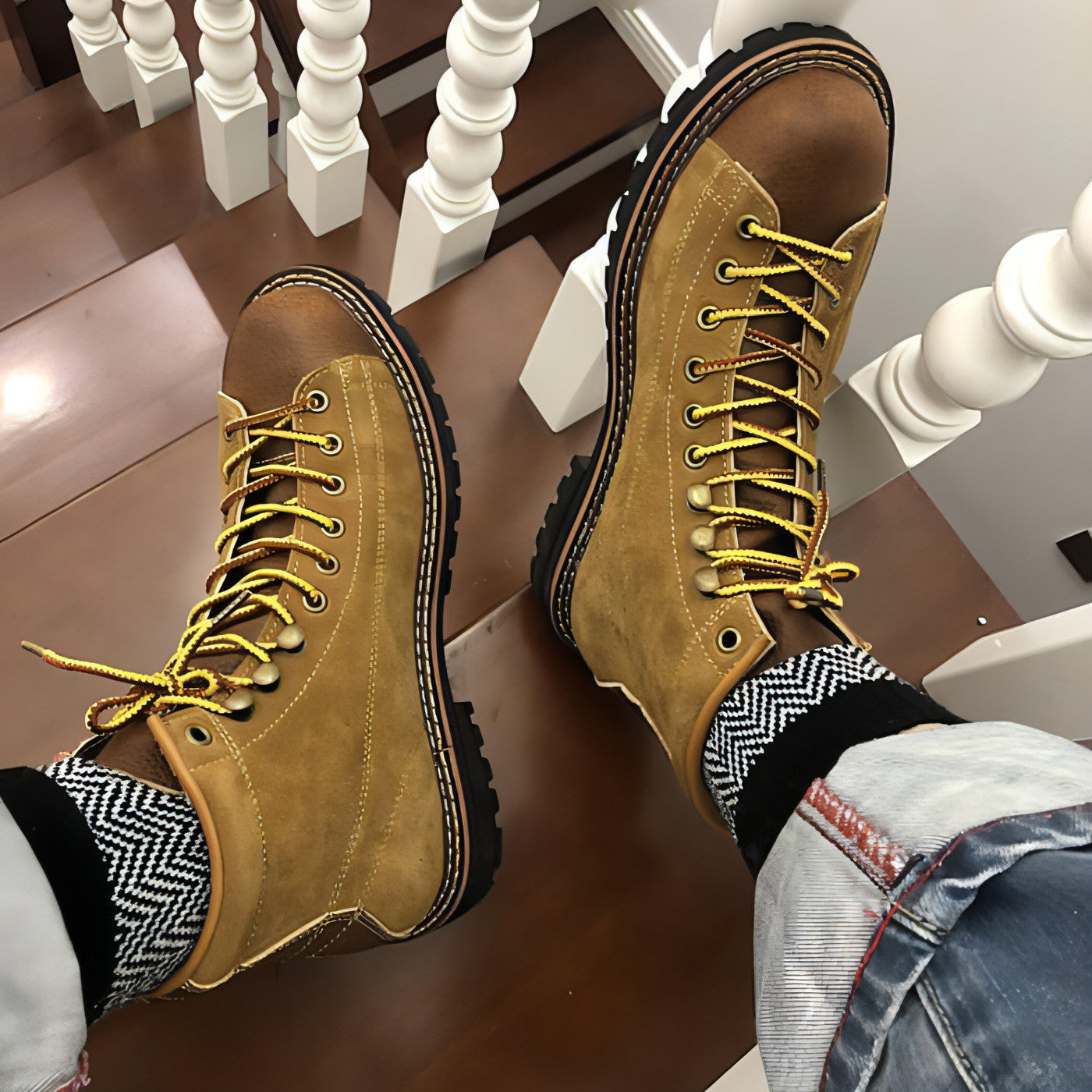 Bottes Martin en cuir marron à bout rond, lacets jaunes, semelle épaisse noire