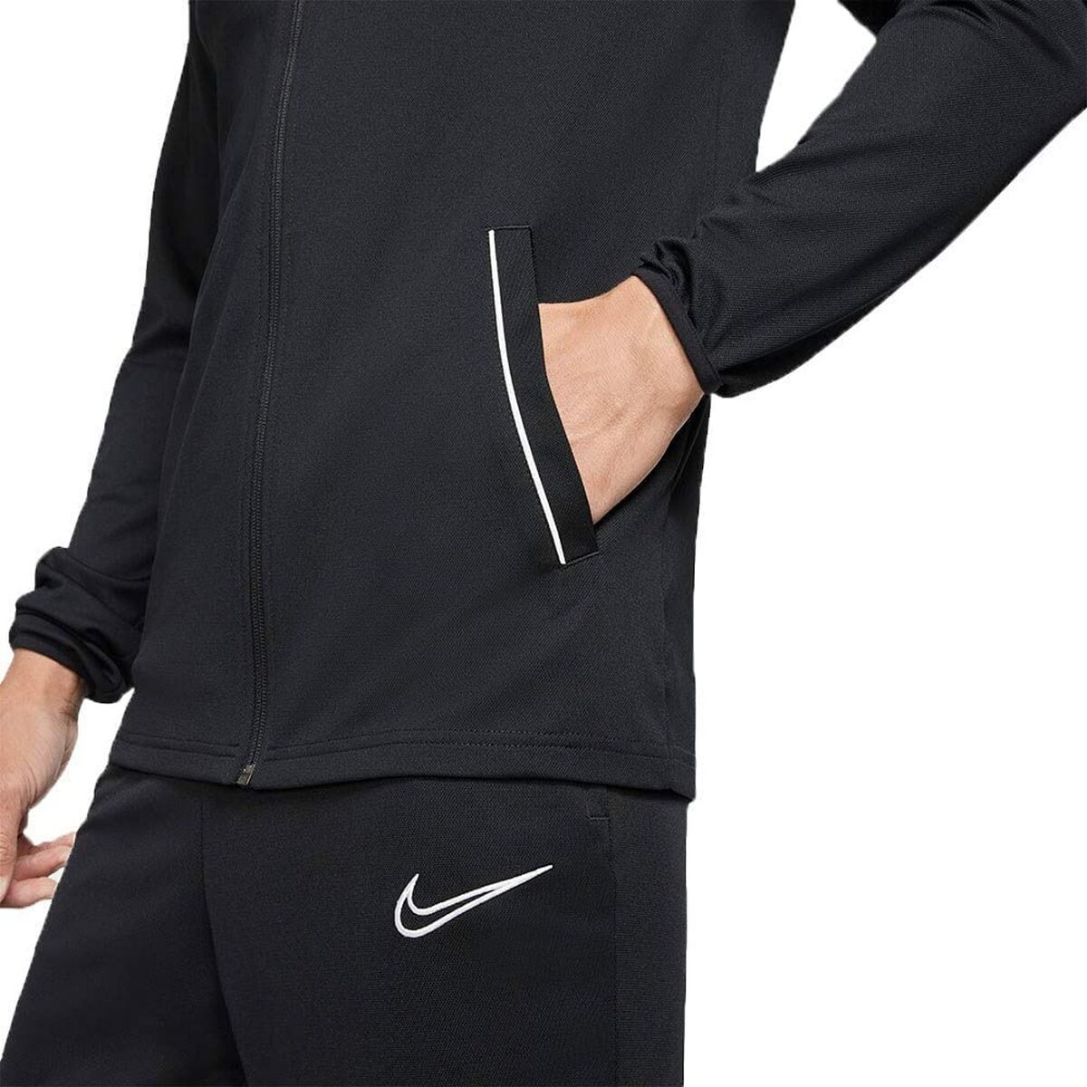 Veste noire Nike : poche zippée sur le côté et poignets élastiques.