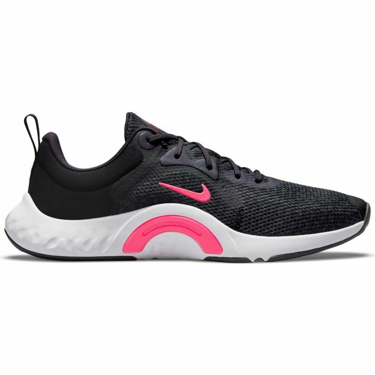 Chaussure de running noire Nike avec logo rose, semelle blanche amortie et lacets