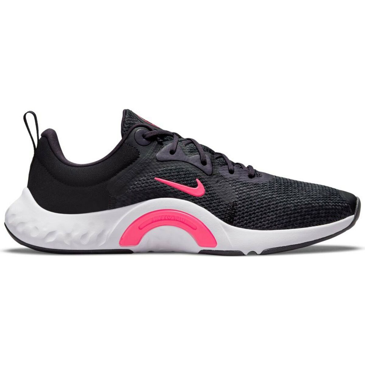 Chaussure de running Nike noire, détail arc rose, semelle blanche et amorti au talon