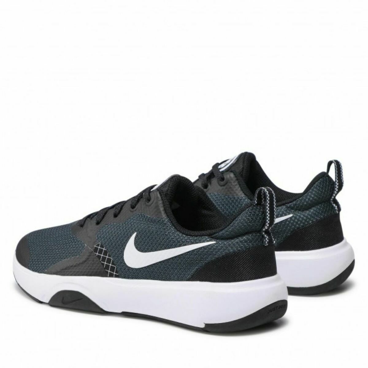 Paire de baskets Nike avec Swoosh blanc, lacets noirs et semelle blanche épaisse