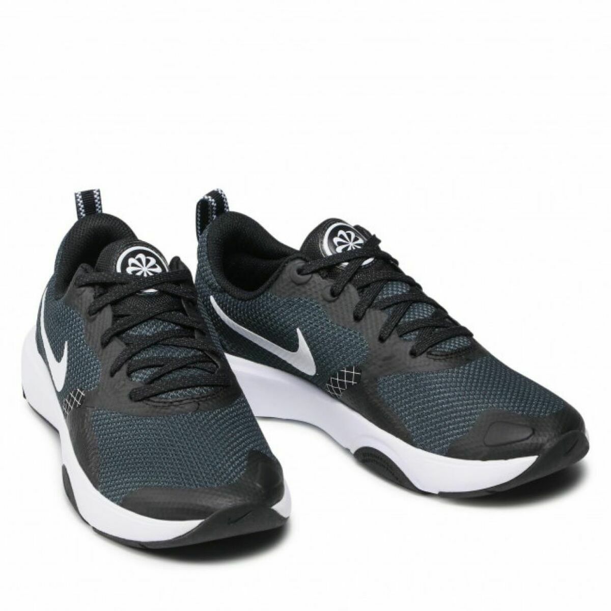 Paire de baskets Nike vert foncé, Swoosh blanc, lacets noirs et semelle blanche