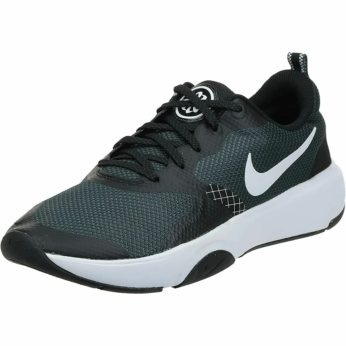 Chaussure Nike à l’avant, tige vert foncé texturé, Swoosh blanc, lacets noirs