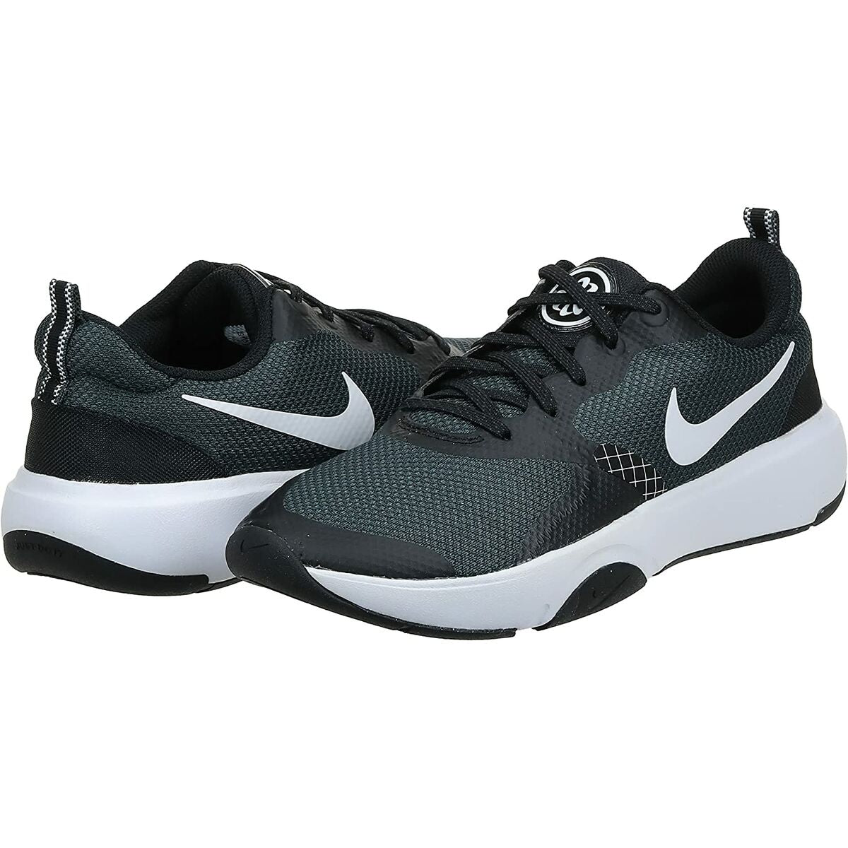 Paire de chaussures Nike basses, tige vert foncé, Swoosh blancs, lacets noirs