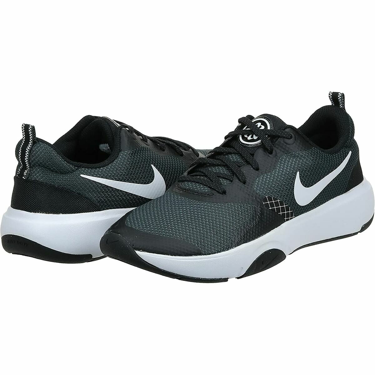 Paire de baskets Nike, dessus textile vert foncé, semelles blanches, Swoosh sur le côté
