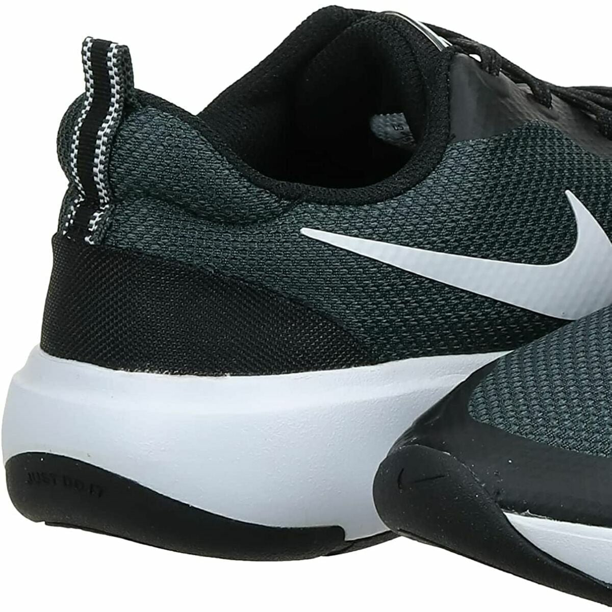 Chaussure Nike côté avant, tissu texturé vert foncé, Swoosh blanc, semelle épaisse