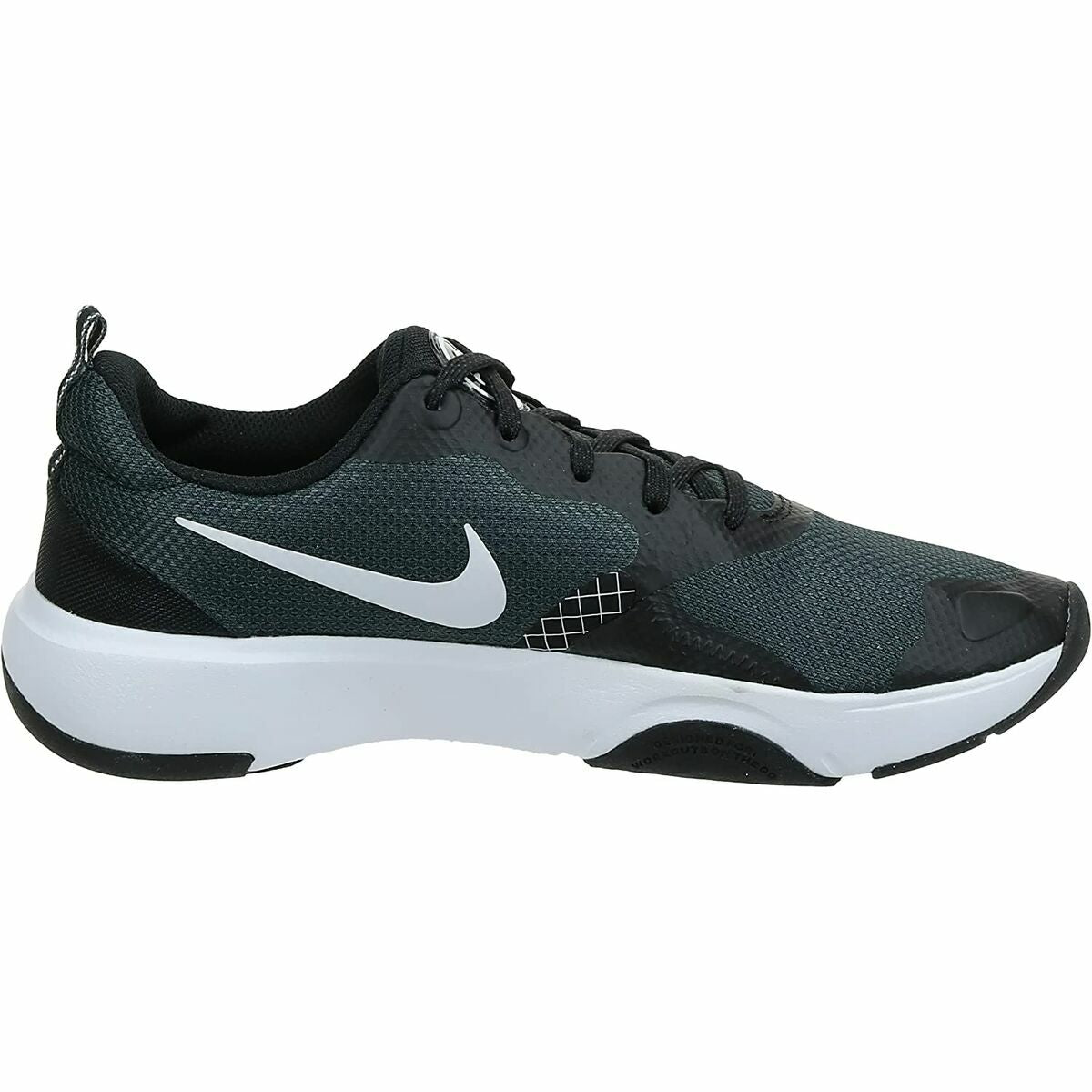 Baskets Nike vert foncé, bout arrondi, lacets noirs et semelle blanche