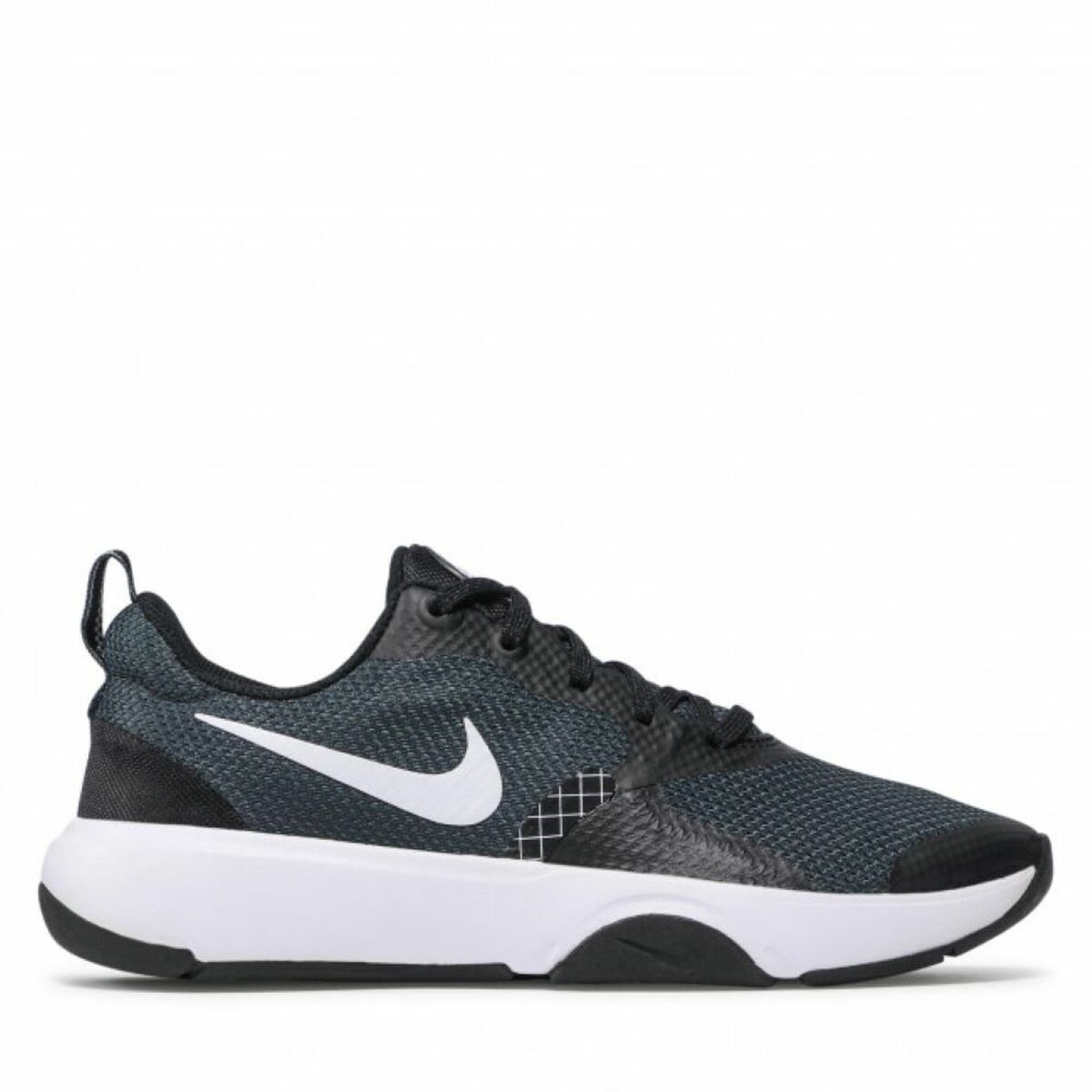 Chaussure Nike, vue trois-quarts, lacets noirs, semelle blanche et empiècements gris
