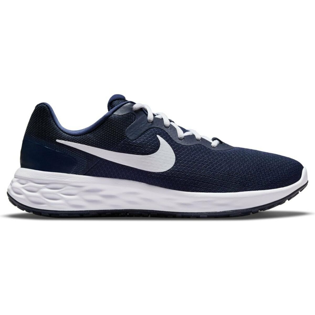 Chaussure de course Nike bleu foncé, vue trois-quarts, lacets blancs et semelle à relief.
