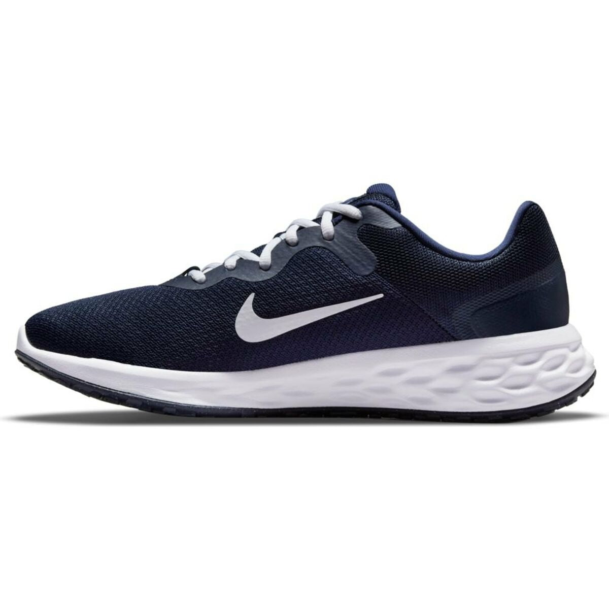 Chaussure de running Nike bleu foncé, tige en mesh, lacets blancs et semelle blanche amortissante.