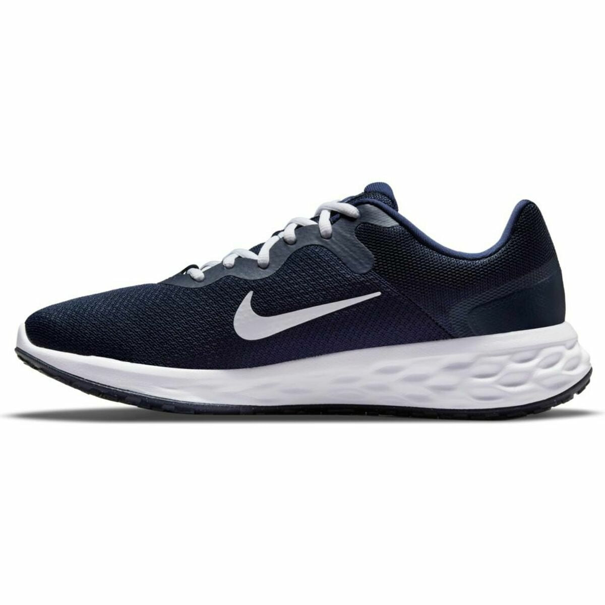 Chaussure de course Nike bleu foncé, vue latérale, Swoosh et semelle blanche amortissante.