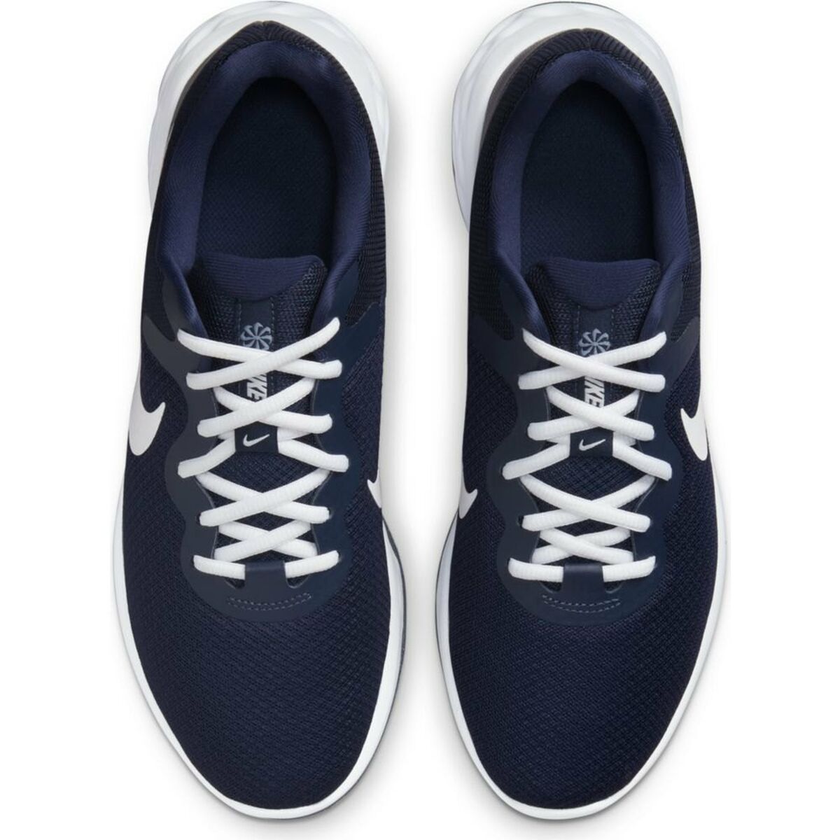 Chaussures de running Nike bleu marine, lacets croisés blancs, tige textile avec renforts.