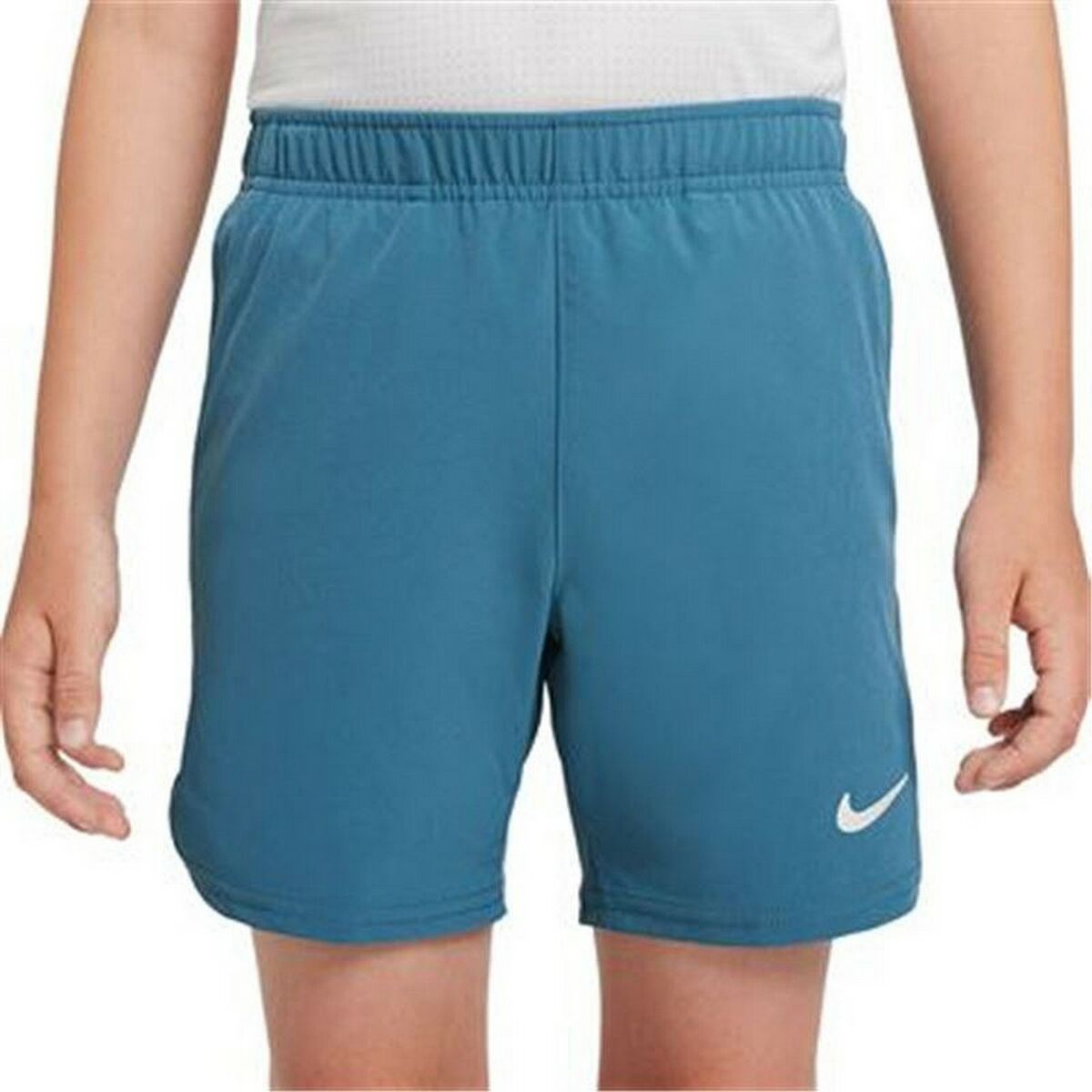 Short enfant bleu turquoise, logo Nike Swoosh et coutures latérales visibles