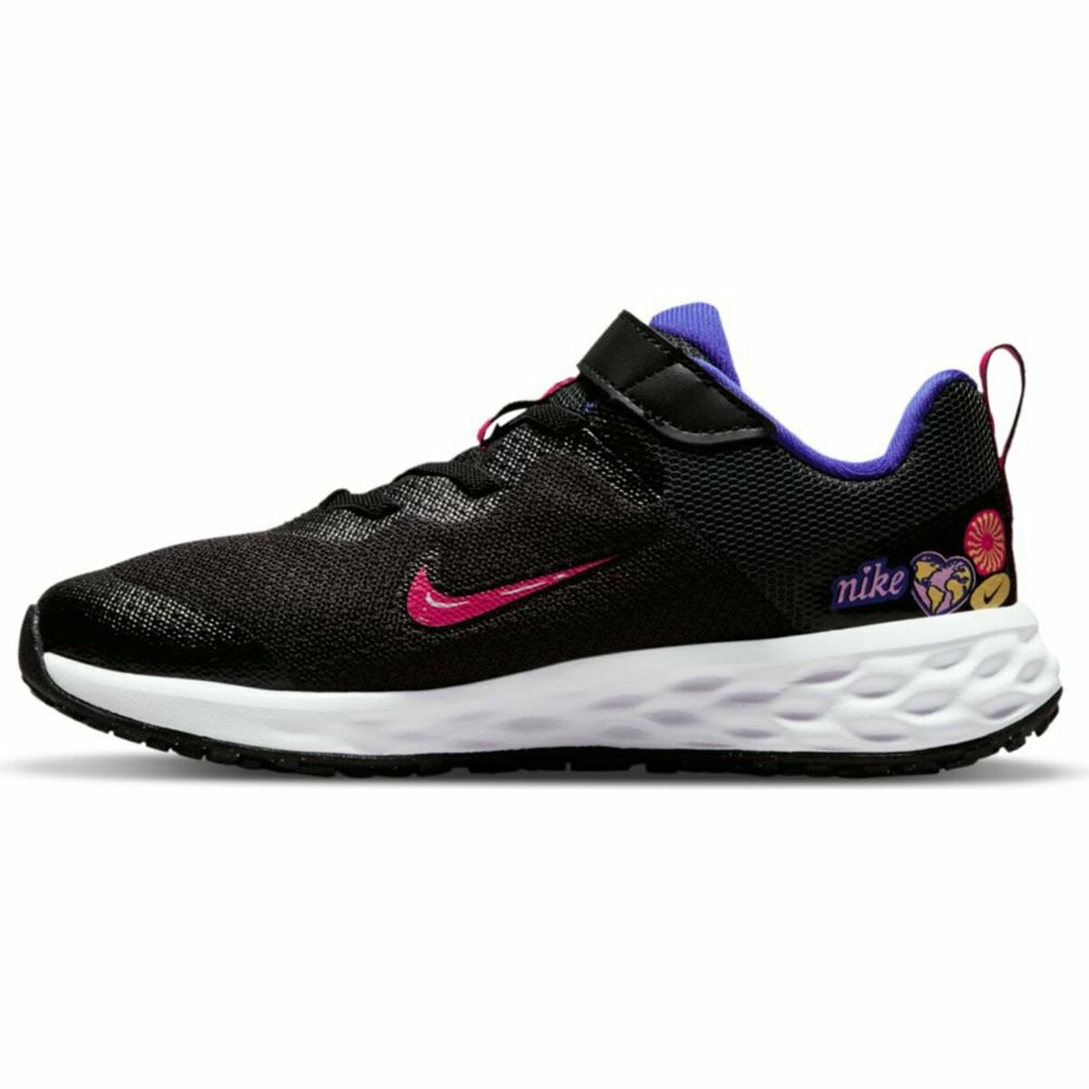 Chaussure enfant Nike Revolution 6 noire, doublure bleu-violet, semelle blanche, swoosh rose