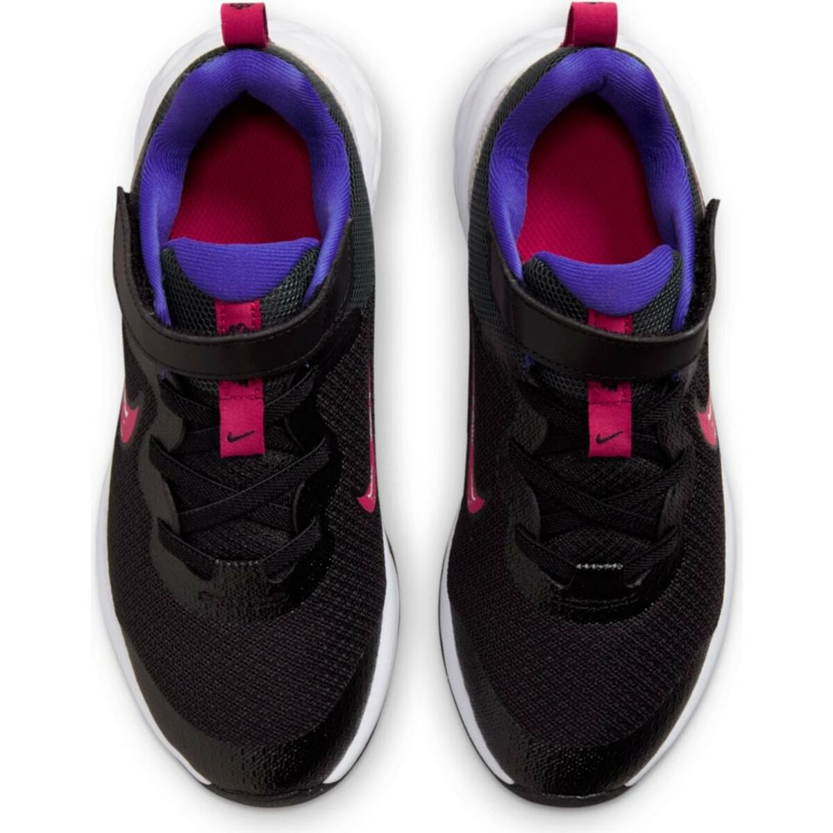 Chaussure enfant Nike noire avec intérieur violet, lacets et bride, semelle blanche