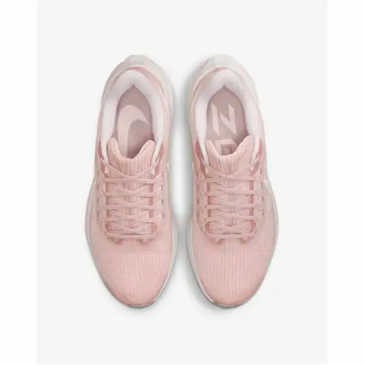 Chaussures Nike TR 11 rose clair, empeigne et laçage vus du dessus