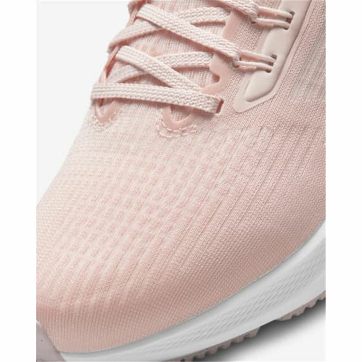 Chaussure Nike TR 11 rose clair, lacets et col rembourré en vue rapprochée