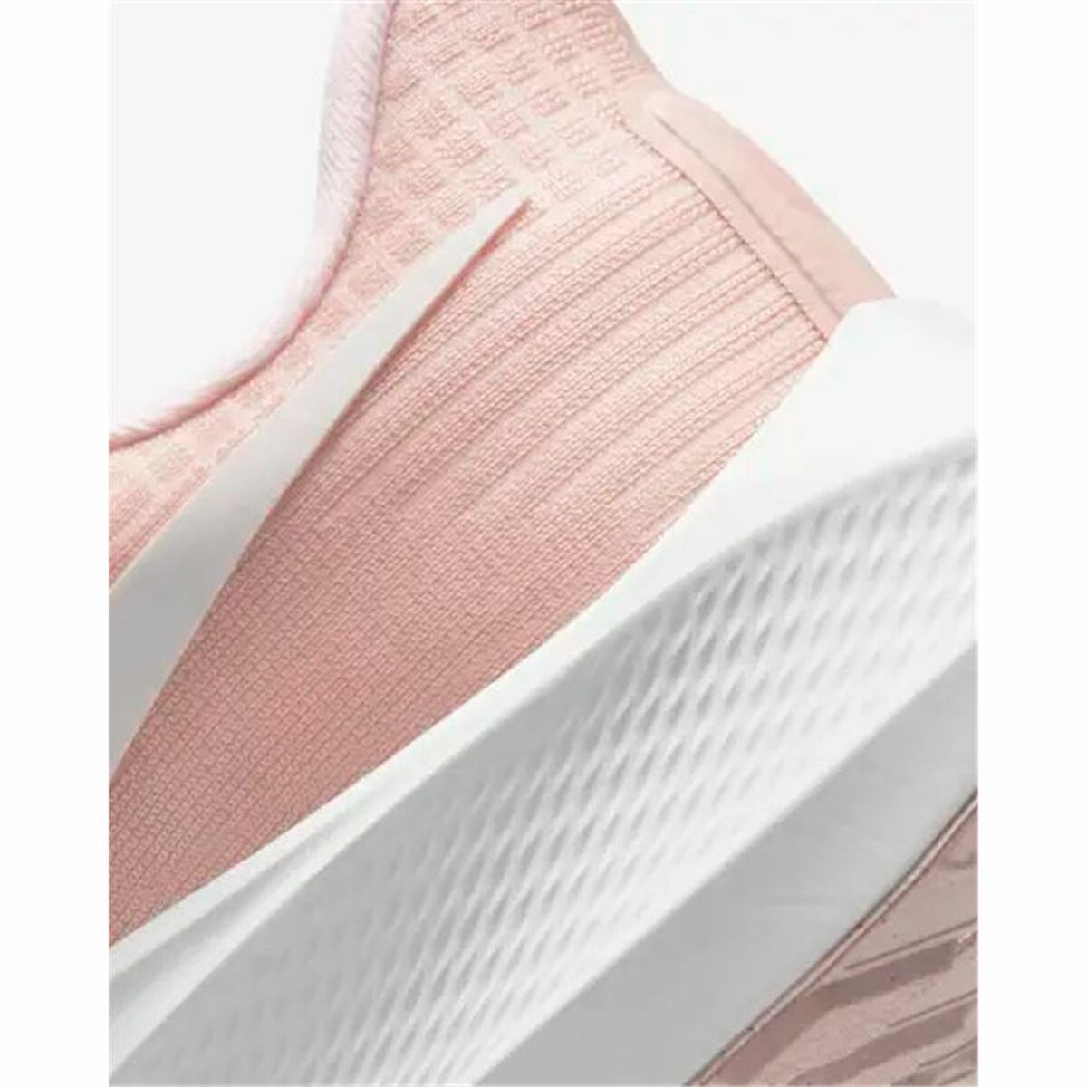Dessus en maille rose clair et empiècement côtelé, vue latérale rapprochée