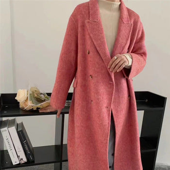 Manteau long en laine rose, col tailleur, boutonnage simple et poches plaquées