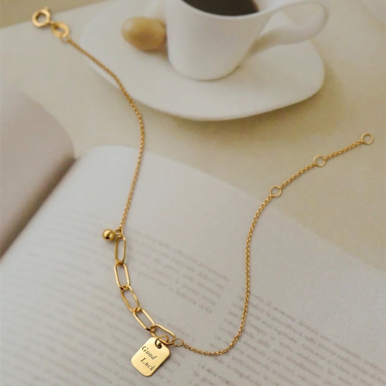 Collier fin plaqué or avec chaîne à maillons et pendentif carré gravé