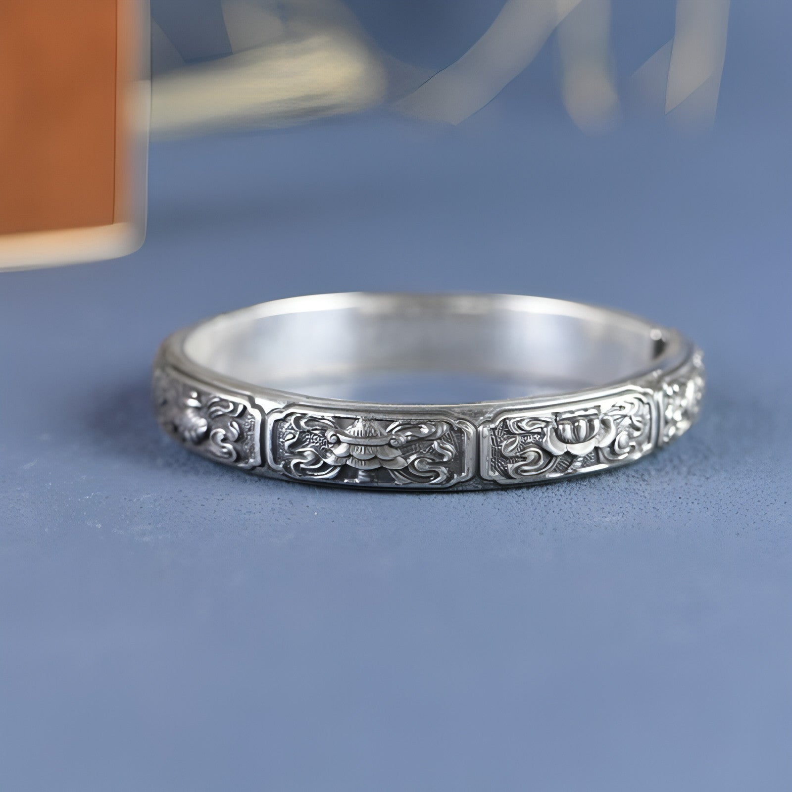 Bracelet manchette argent 999, motif ciselé au centre et sur les côtés, surface brillante.