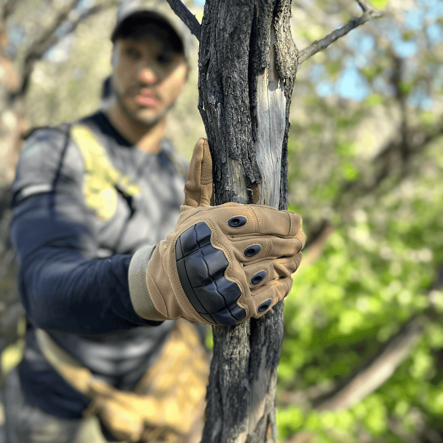 Gants tactiques en tissu beige, paume renforcée et doigts à coutures, fermeture velcro