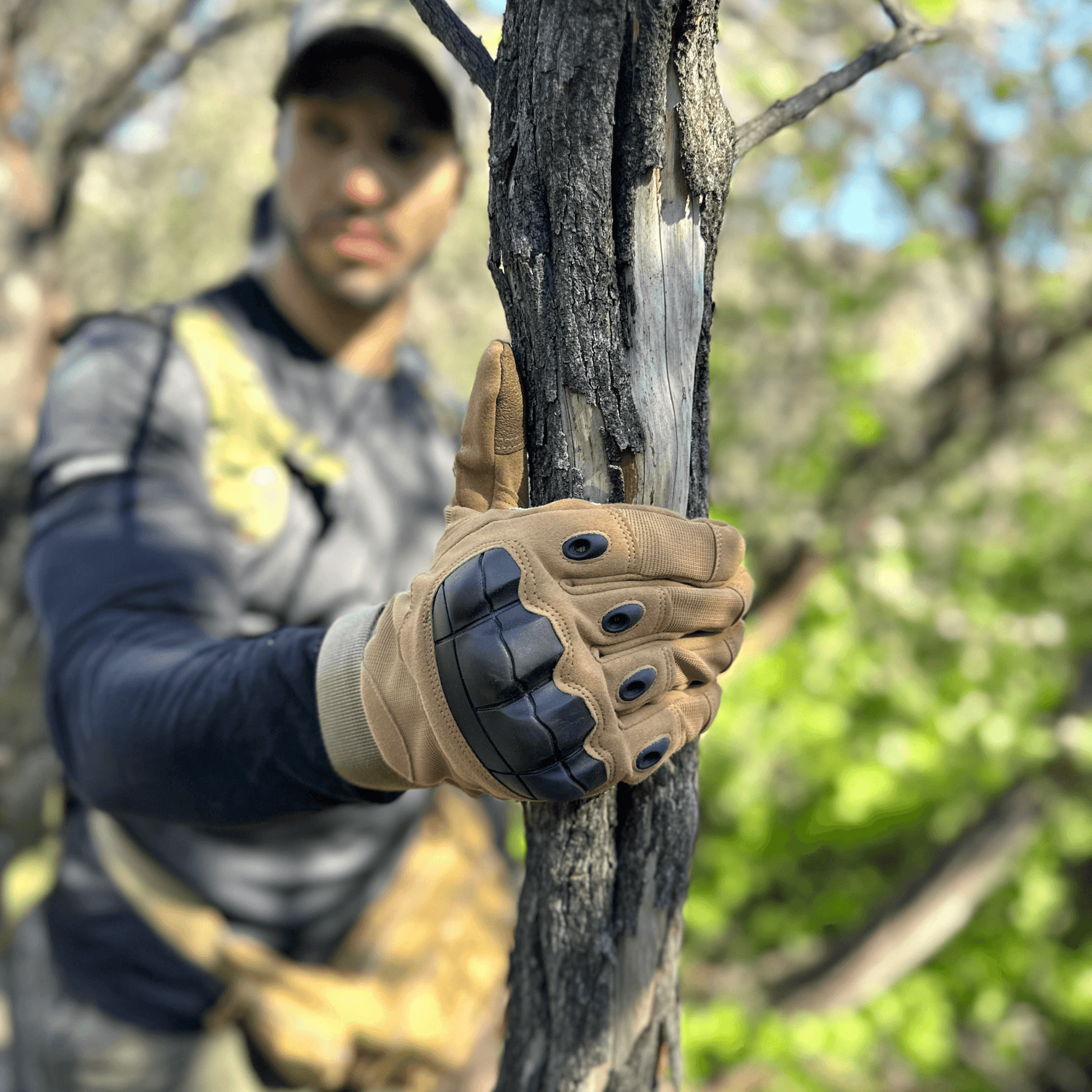 Gants tactiques beige avec coque de protection sur le dos de la main et sangles