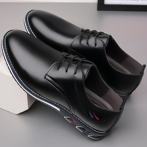 Paire de chaussures casual noires en cuir, lacets, semelle à liseré bleu