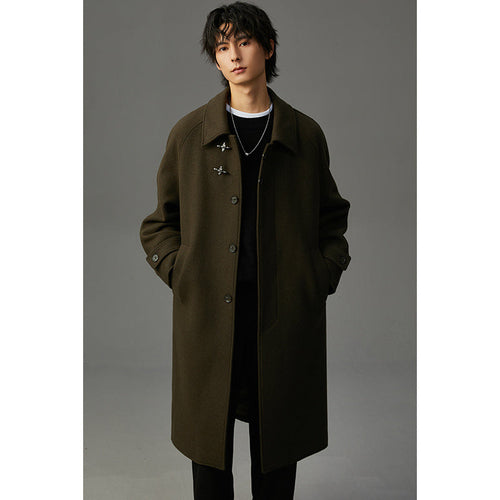 Manteau long en laine kaki, col à revers, fermeture à boutons duffle et poches plaquées.
